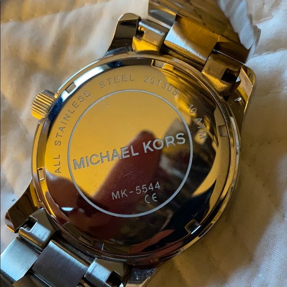 Barely worn oversized Michael Kors watch - Picture 5 of 7